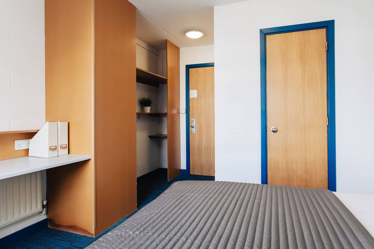 desk, free cots/infant beds, rollaway beds, free wifi