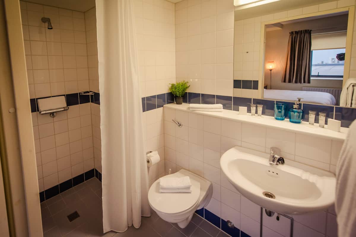 shower, free toiletries, towels