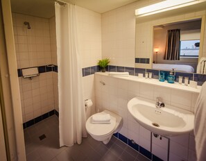 Shower, free toiletries, towels - DCU Rooms - Campus Accommodation (Dublin)