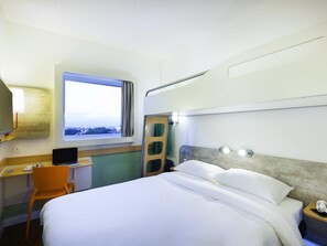 Desk, soundproofing, free WiFi, bed sheets