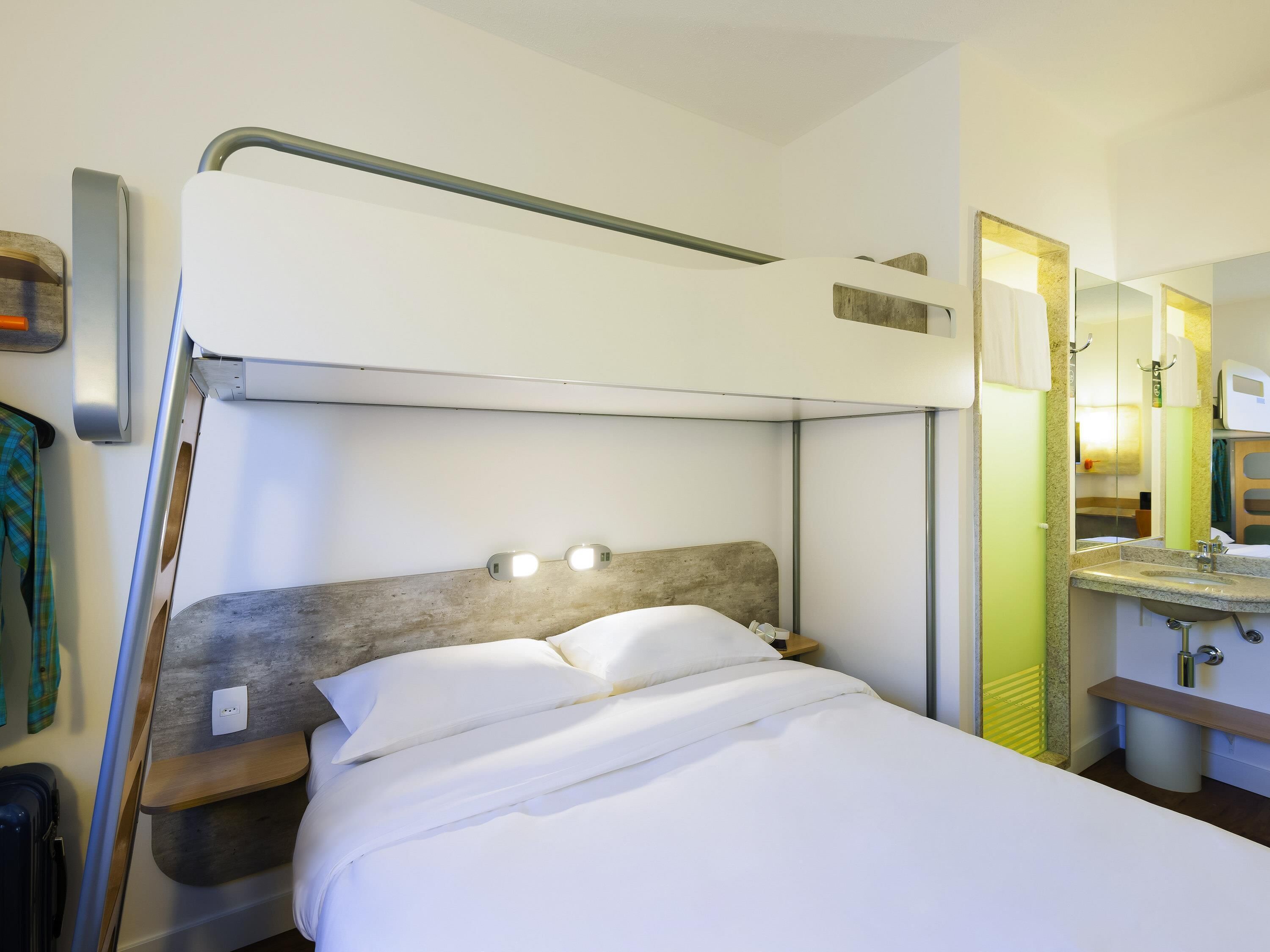 Apartamento estándar, varias camas | Escritorio, sistema de insonorización, wifi gratis y ropa de cama