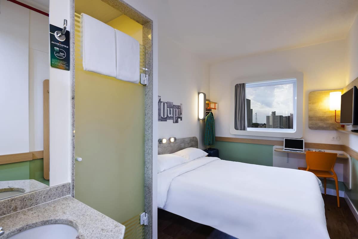 Desk, soundproofing, free WiFi, bed sheets