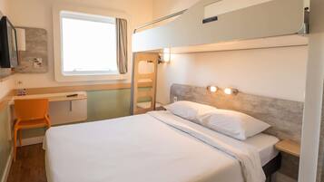 Apartamento superior, varias camas | Escritorio, sistema de insonorización, wifi gratis y ropa de cama