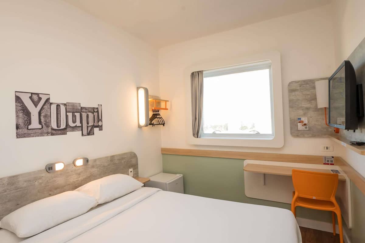 Departamento superior, 1 cama matrimonial | Escritorio, insonorización, wifi gratis y ropa de cama