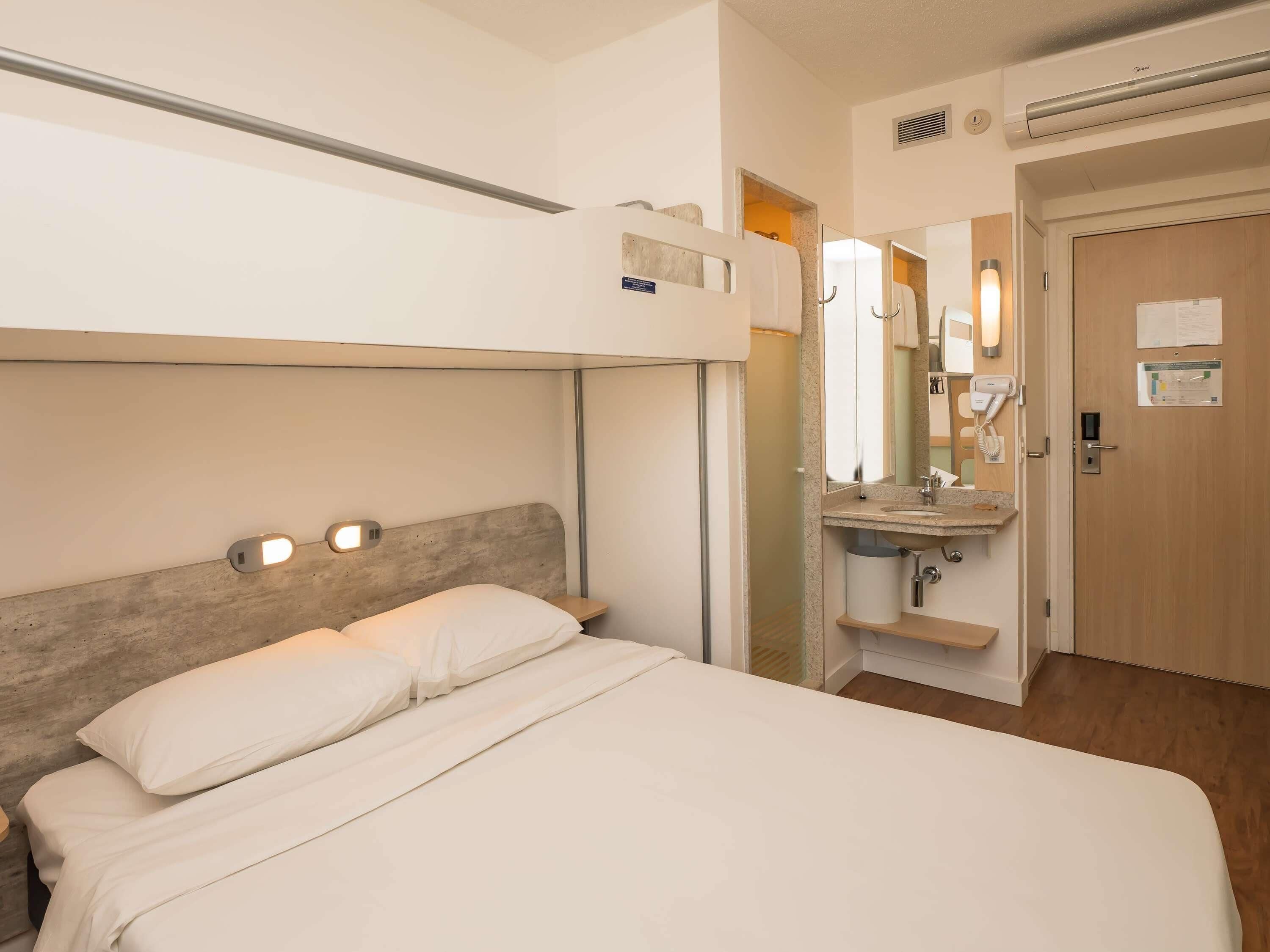 Apartamento superior, várias camas | Escrivaninha, quartos à prova de som, Wi-Fi de cortesia, roupa de cama