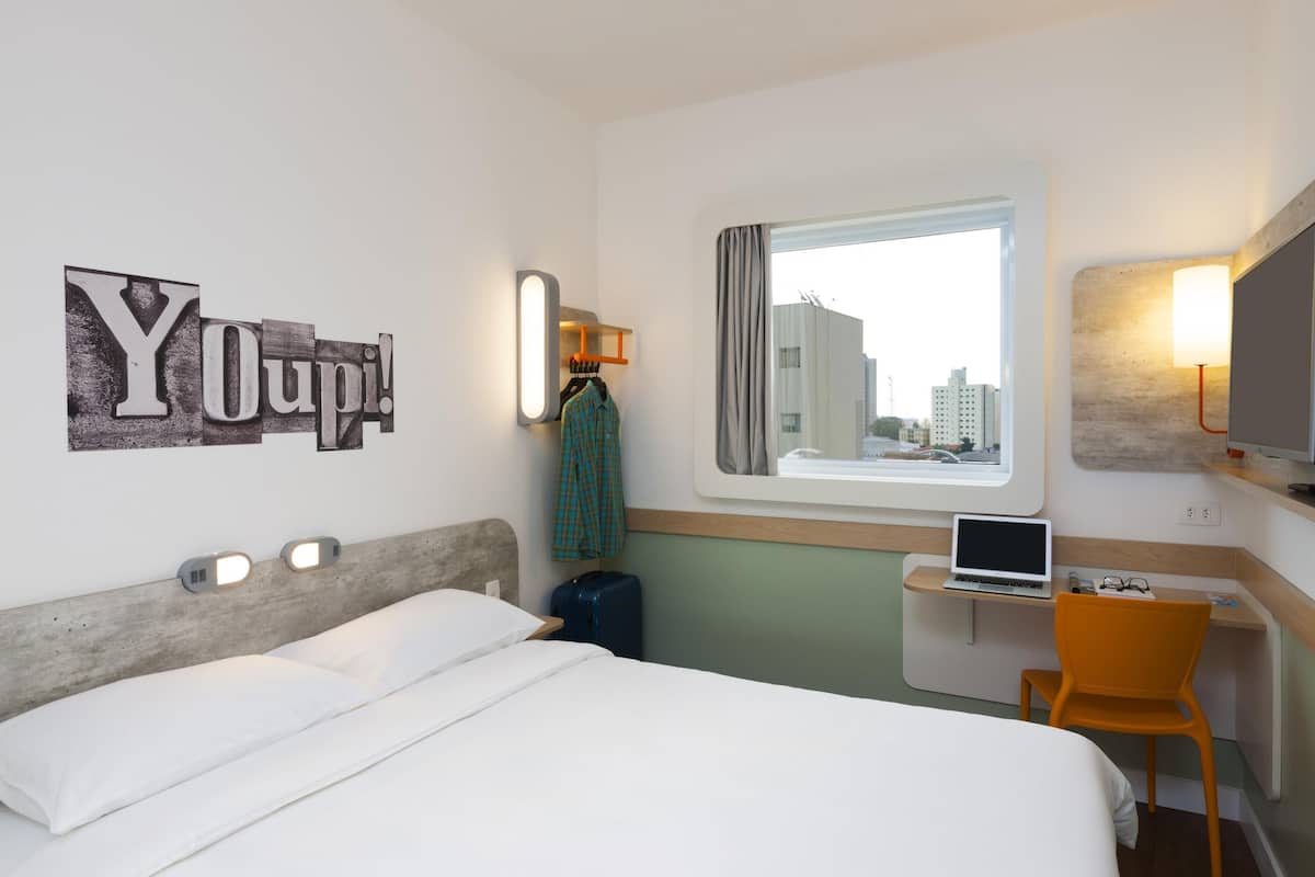 Departamento estándar, 1 cama matrimonial | Escritorio, insonorización, wifi gratis y ropa de cama