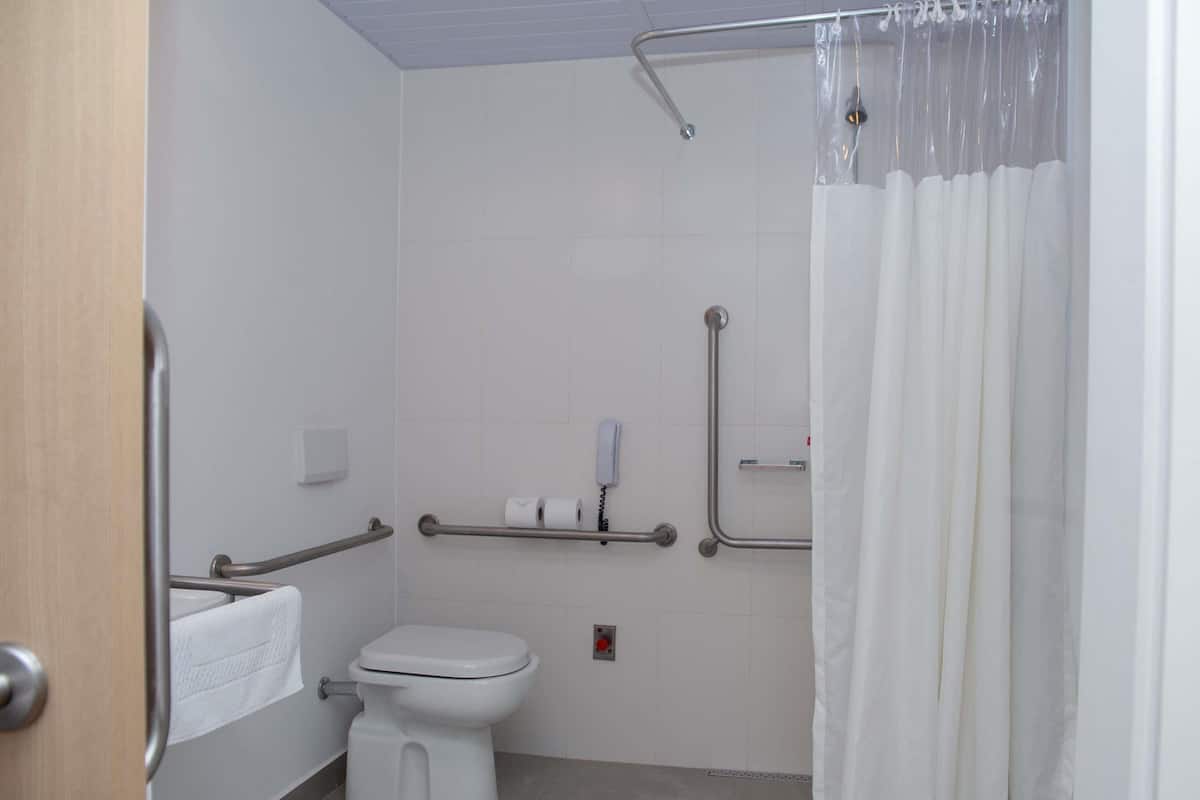 Desk, soundproofing, free WiFi, bed sheets