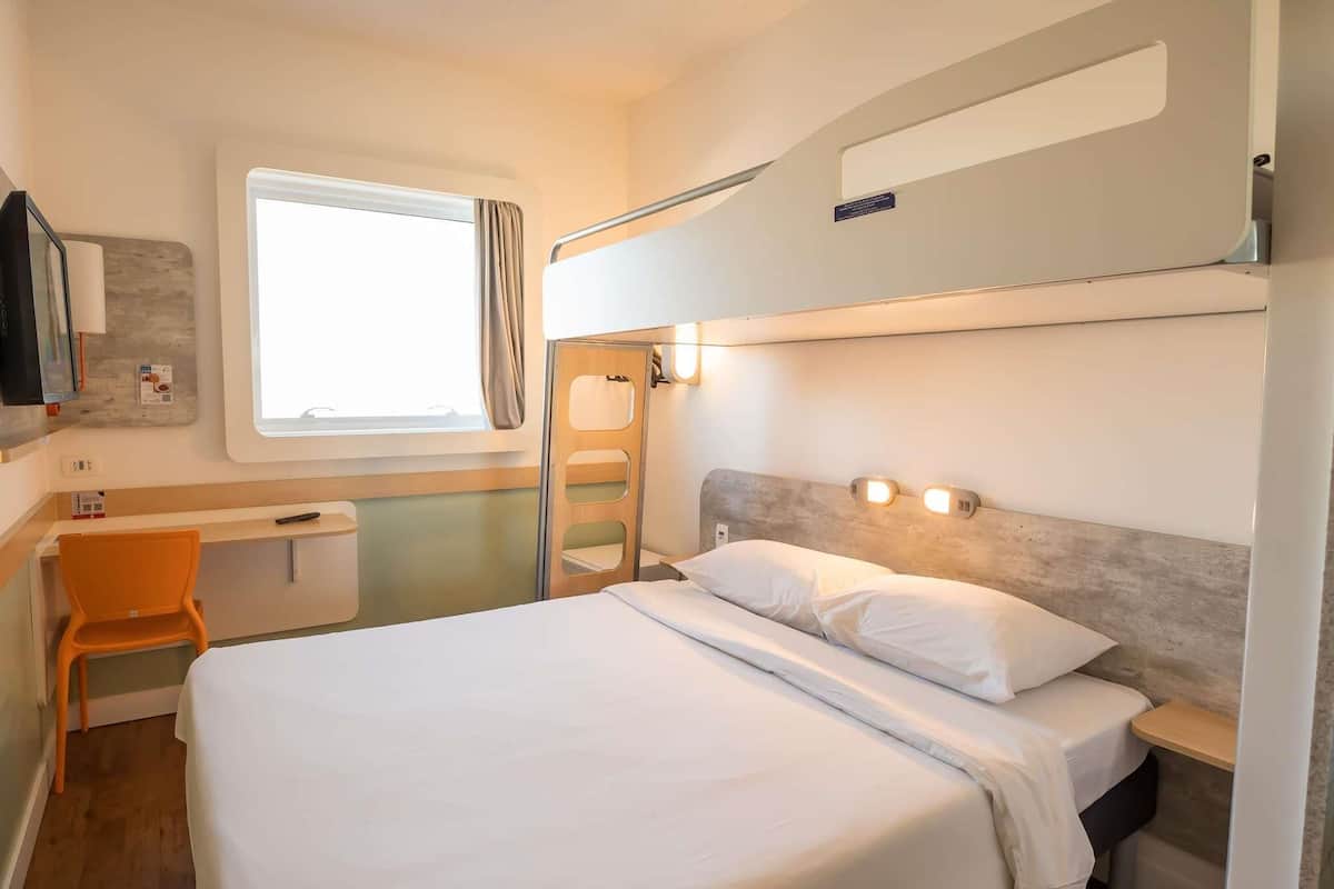 LÀgenhet Superior - flera sÀngar | Skrivbord, ljudisolering, gratis wi-fi och sÀngklÀder