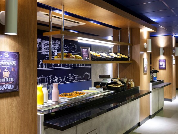 Daily buffet breakfast (BRL 41 per person)