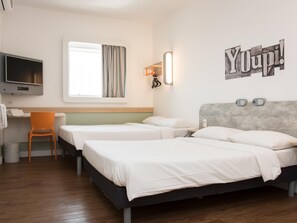 Standardzimmer, 2 Doppelbetten | Schreibtisch, schallisolierte Zimmer, kostenloses WLAN, Bettwäsche