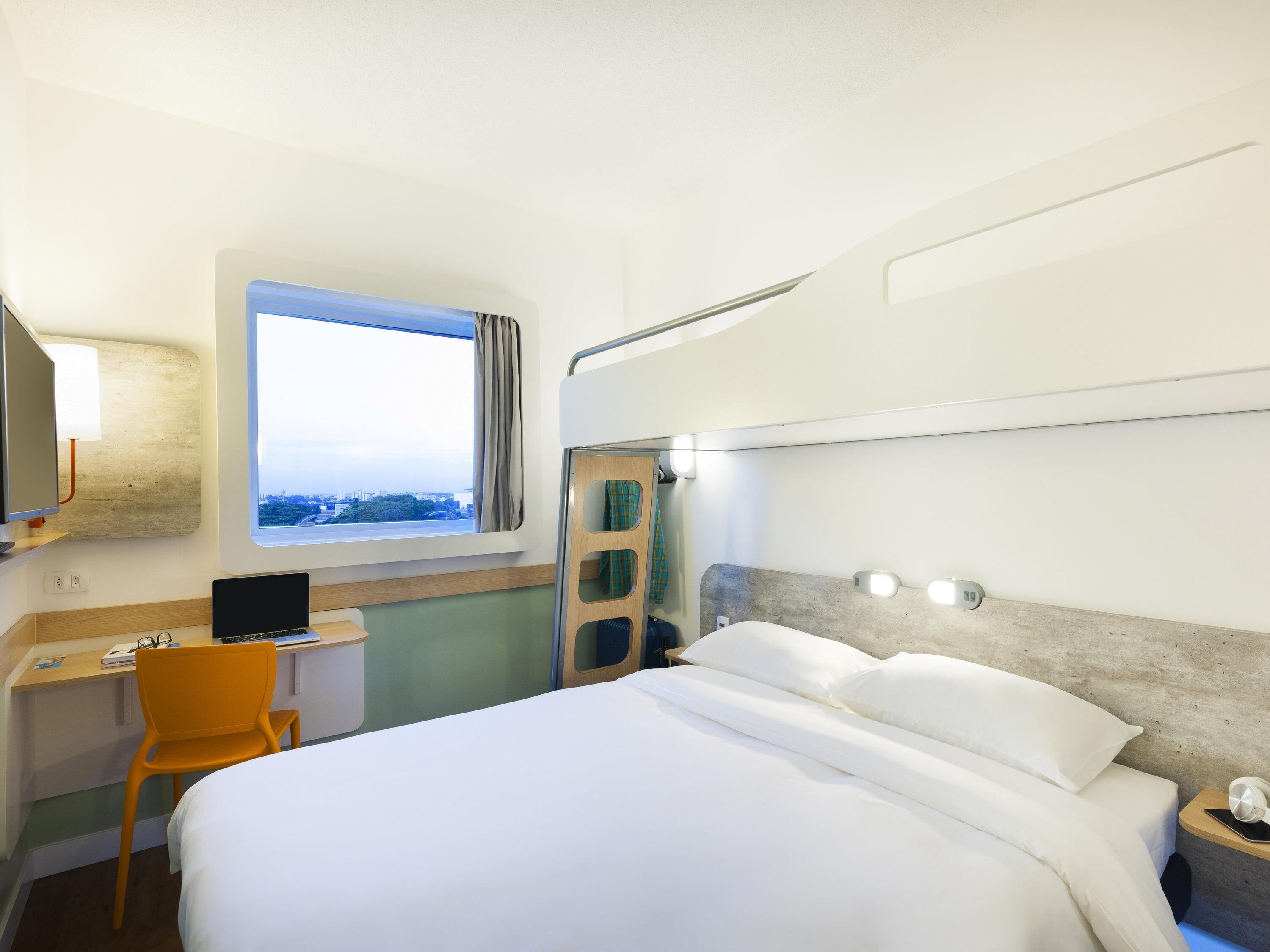 Departamento estándar, varias camas | Escritorio, insonorización, wifi gratis y ropa de cama 