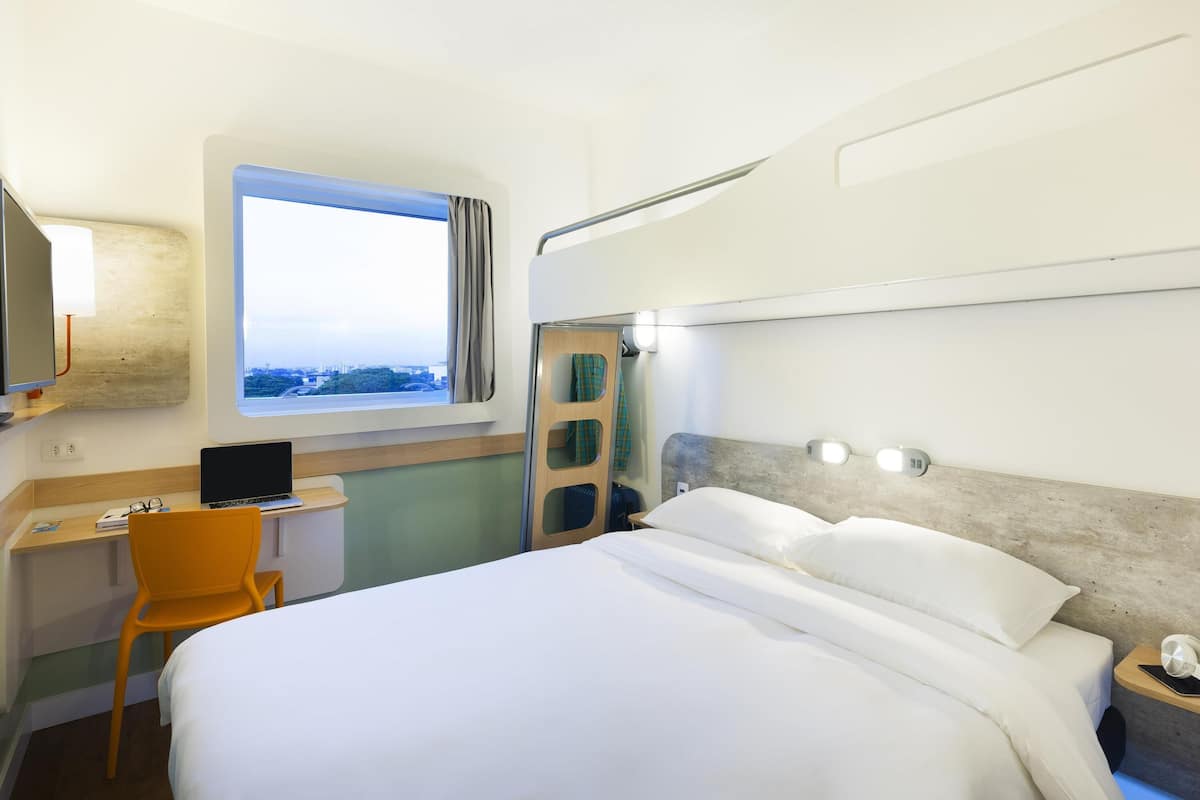 Departamento estándar, varias camas | Escritorio, insonorización, wifi gratis y ropa de cama