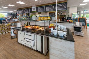 Daily buffet breakfast (EUR 9.95 per person) - Auszeit Das Hotel Himmelkron (Himmelkron)