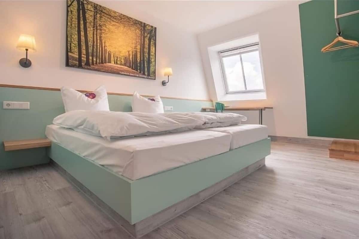 Een bureau, geluiddichte muren, gratis wifi, beddengoed