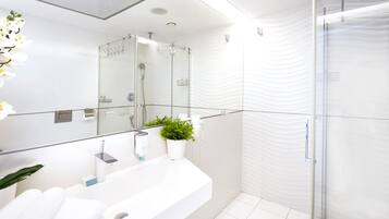 Apartamento, 1 quarto, para não fumantes, vista para o mar | Banheiro | Chuveiro, secador de cabelo, toalhas de banho