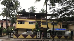 Un edificio de dos pisos con un cartel que dice 'Campal Beach Resort'.