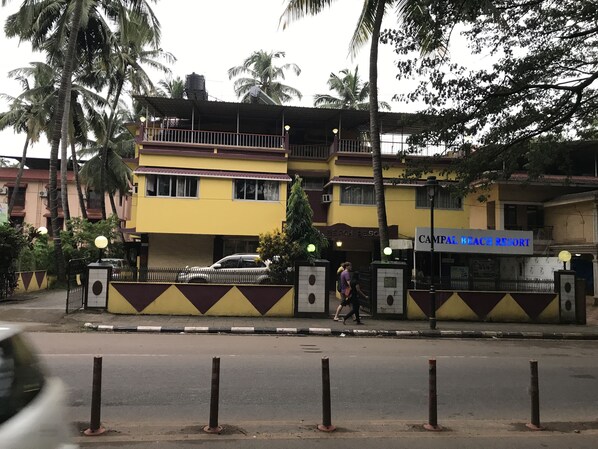 Un edificio de dos pisos con un cartel que dice 'Campal Beach Resort'.