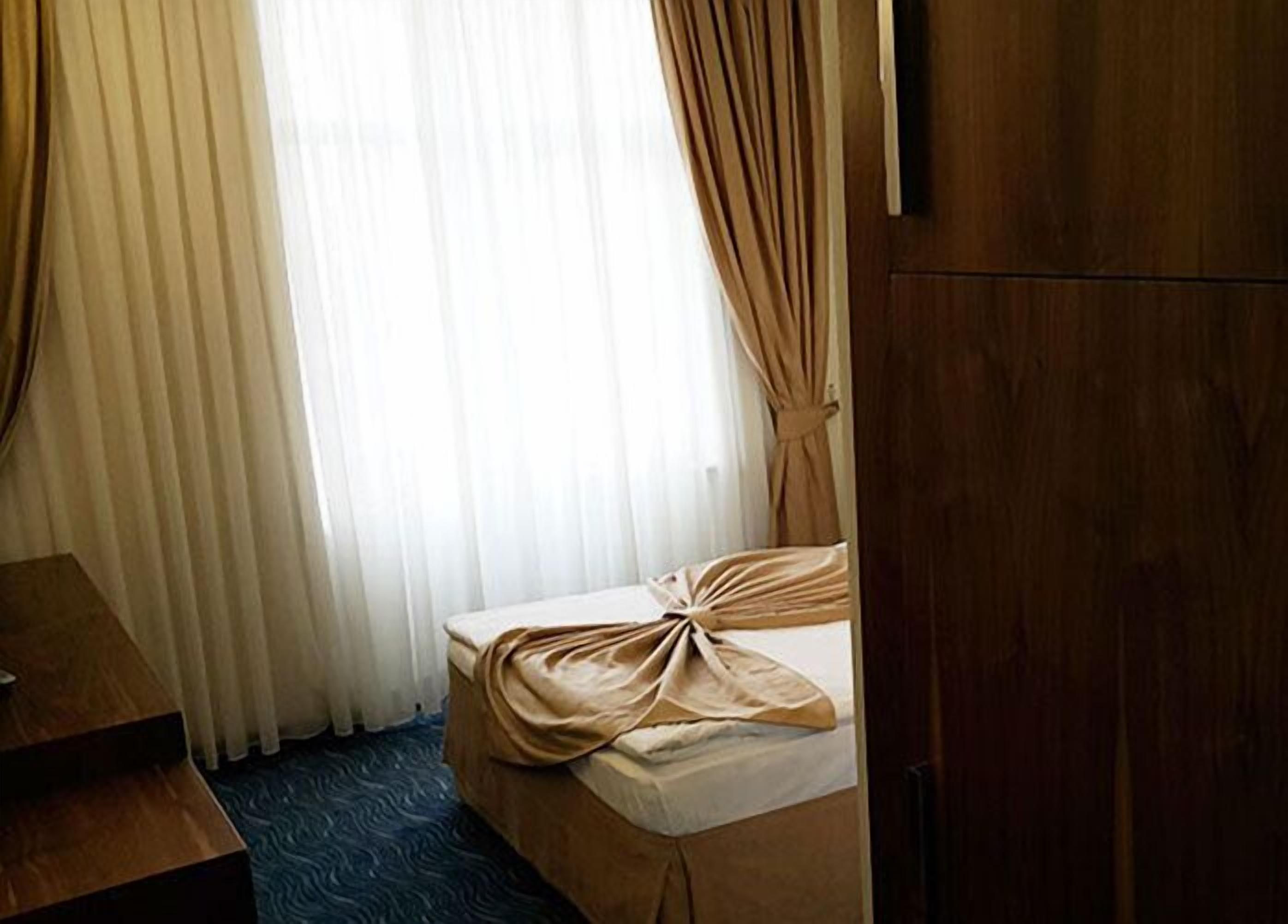 standard single room, 1 double bed | minibar, in-room safe, desk, soundproofing