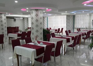2 restaurants; breakfast, lunch, and dinner served - Miroglu Hotel (Diyarbakir)