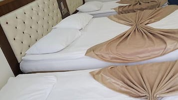 Chambre Triple Familiale | Minibar, coffres-forts dans les chambres, bureau, chambres insonorisées