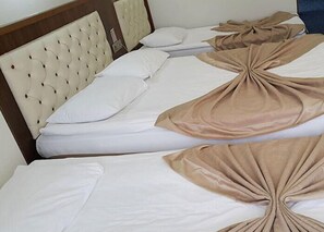 Family Triple Room | Minibar, in-room safe, desk, soundproofing - Miroglu Hotel (Diyarbakir)