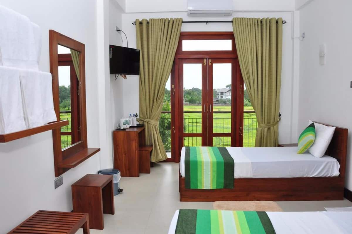 Deluxe Triple Room | 1 bedroom, desk, iron/ironing board, free WiFi