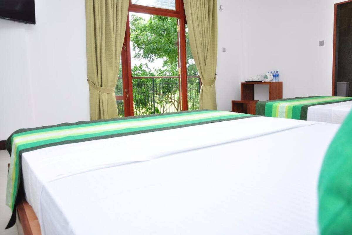 Habitación cuádruple Deluxe | 1 dormitorio, escritorio, tabla de planchar con plancha y wifi gratis