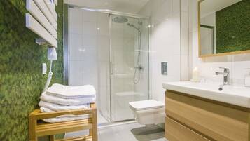 Appartement, 1 chambre, non-fumeur | Salle de bain | Douche, séchoir à cheveux, serviettes fournies, papier de toilette