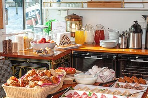 Free daily continental breakfast - The Cabin at MPS Noorderzon (Amsterdam)