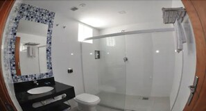 Habitación estándar | Baño | Ducha y toallas
