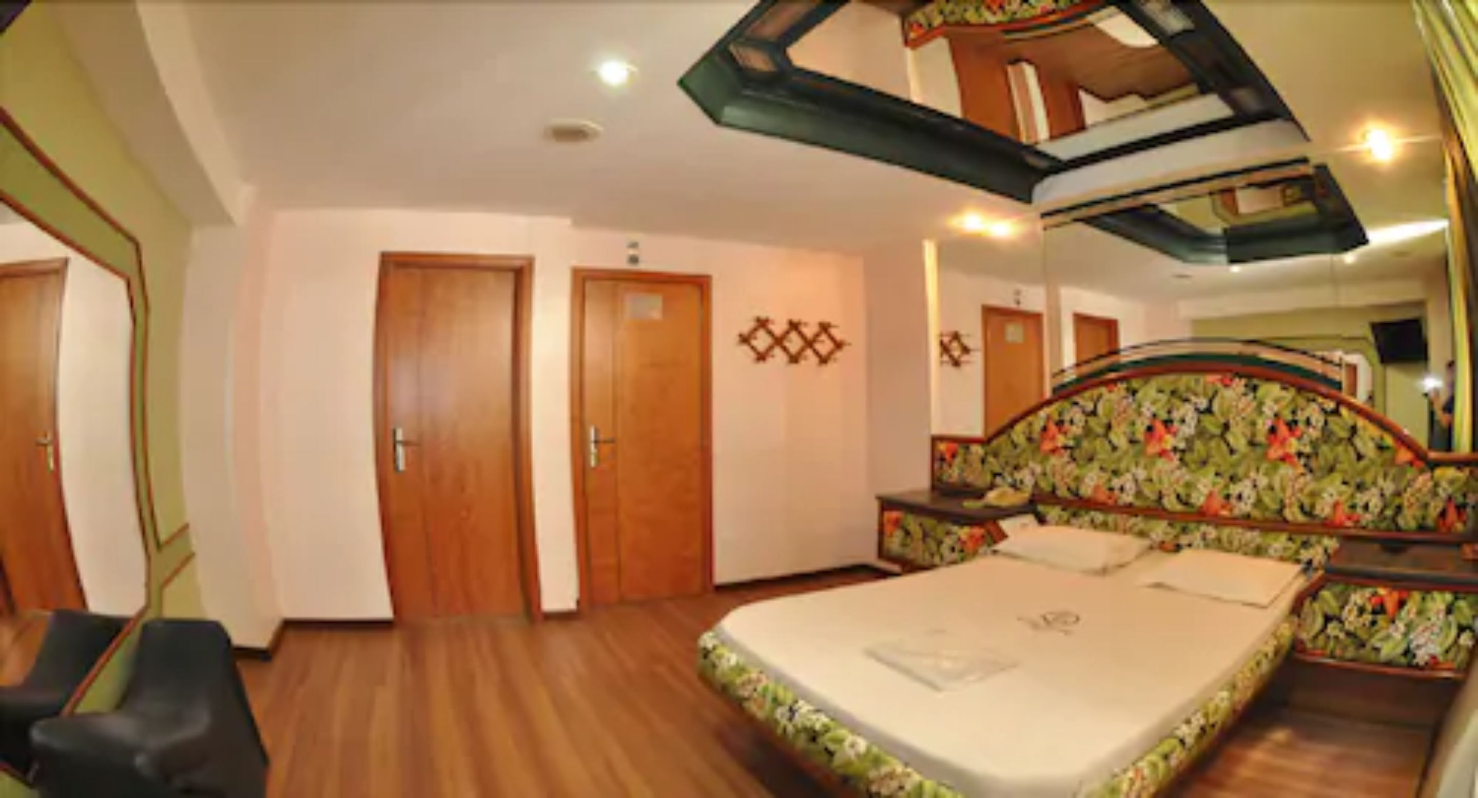Escrivaninha, cortinas blackout, Wi-Fi de cortesia, roupa de cama