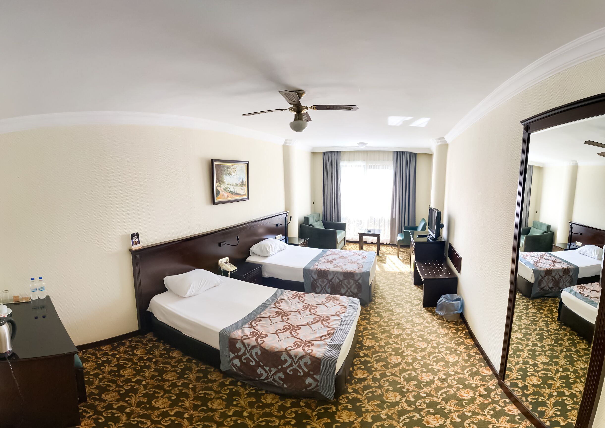 Phòng 2 giường đơn Tiêu chuẩn | Minibar, bàn, bàn ủi/dụng cụ ủi quần áo 