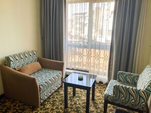 Minibar, desk, iron/ironing board, free cots/infant beds - Omur Hotel (Edremit)