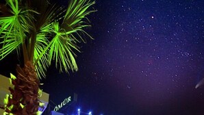 Hotel de vários andares com um letreiro grande 
