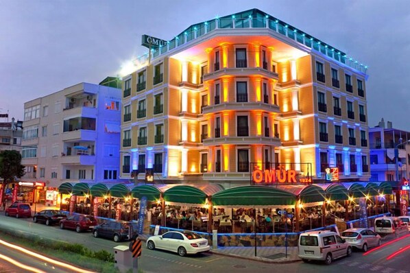 Front of property - evening/night - Omur Hotel (Edremit)