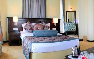 Suite | Minibar, escritorio, tabla de planchar con plancha y cunas gratuitas