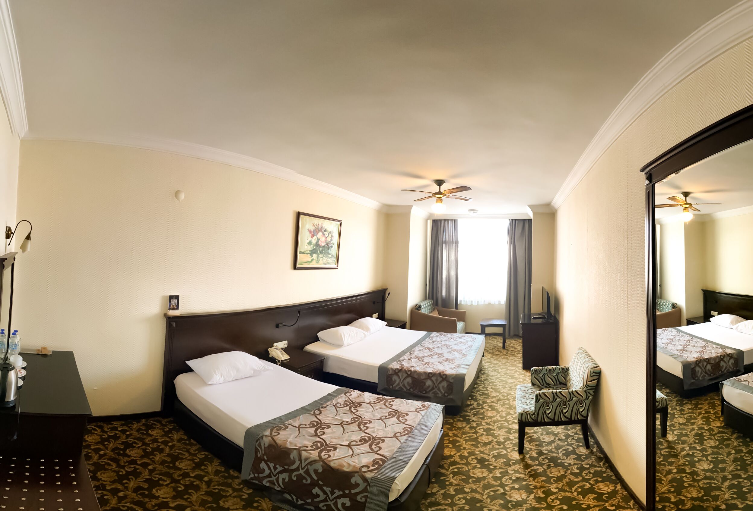 ميني بار ومكتب ومكواة/لوح كي وأسرّة أطفال/رضّع (مجانًا)