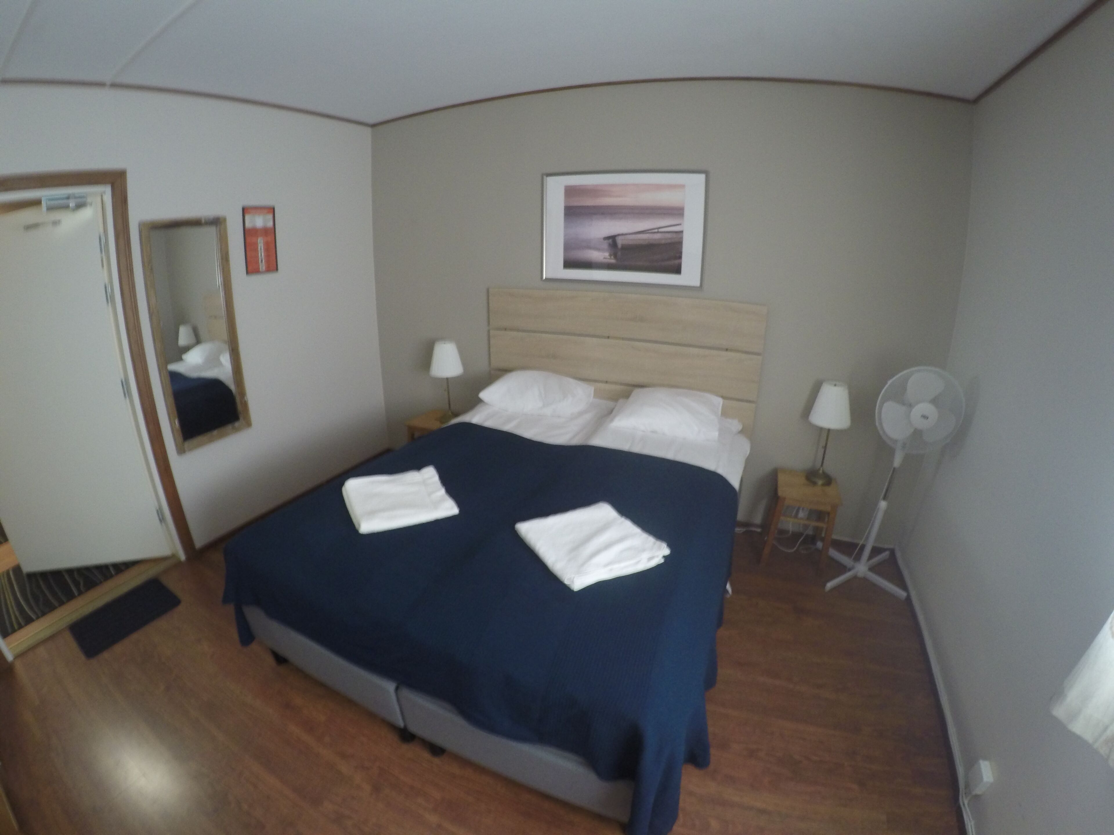 Chambre Double | Bureau, lits bébé (gratuits), draps fournis