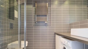 Studio có thiết kế đặc sắc, 1 giường đôi và sofa giường | Phòng tắm | Buồng tắm vòi sen, máy sấy tóc, khăn tắm 
