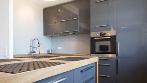Studio có thiết kế đặc sắc, 1 giường đôi và sofa giường | Bếp riêng | Tủ lạnh, lò nướng, bếp nấu, ấm điện 