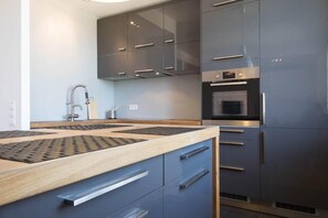 Estúdio design, 1 cama de casal e sofá-cama | Cozinha privada | Geladeira, fogão, cooktop, chaleira elétrica