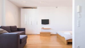Studio có thiết kế đặc sắc, 1 giường đôi và sofa giường | Khu phòng khách | TV màn hình phẳng 