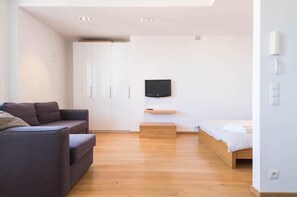 Estúdio design, 1 cama de casal e sofá-cama | Área de estar | TV de tela plana