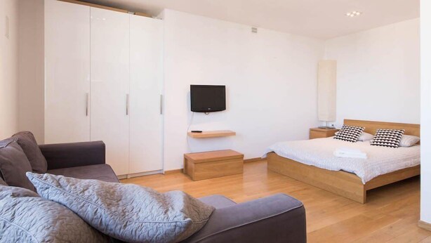 Studio có thiết kế đặc sắc, 1 giường đôi và sofa giường | Bộ đồ giường cao cấp, bàn ủi/dụng cụ ủi quần áo 