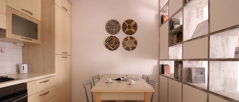 Apartment (1 Bedroom) | In-room dining