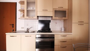 Appartement (1 Bedroom) | Privékeuken | Een koelkast, een microgolfoven, een oven, een kookplaat