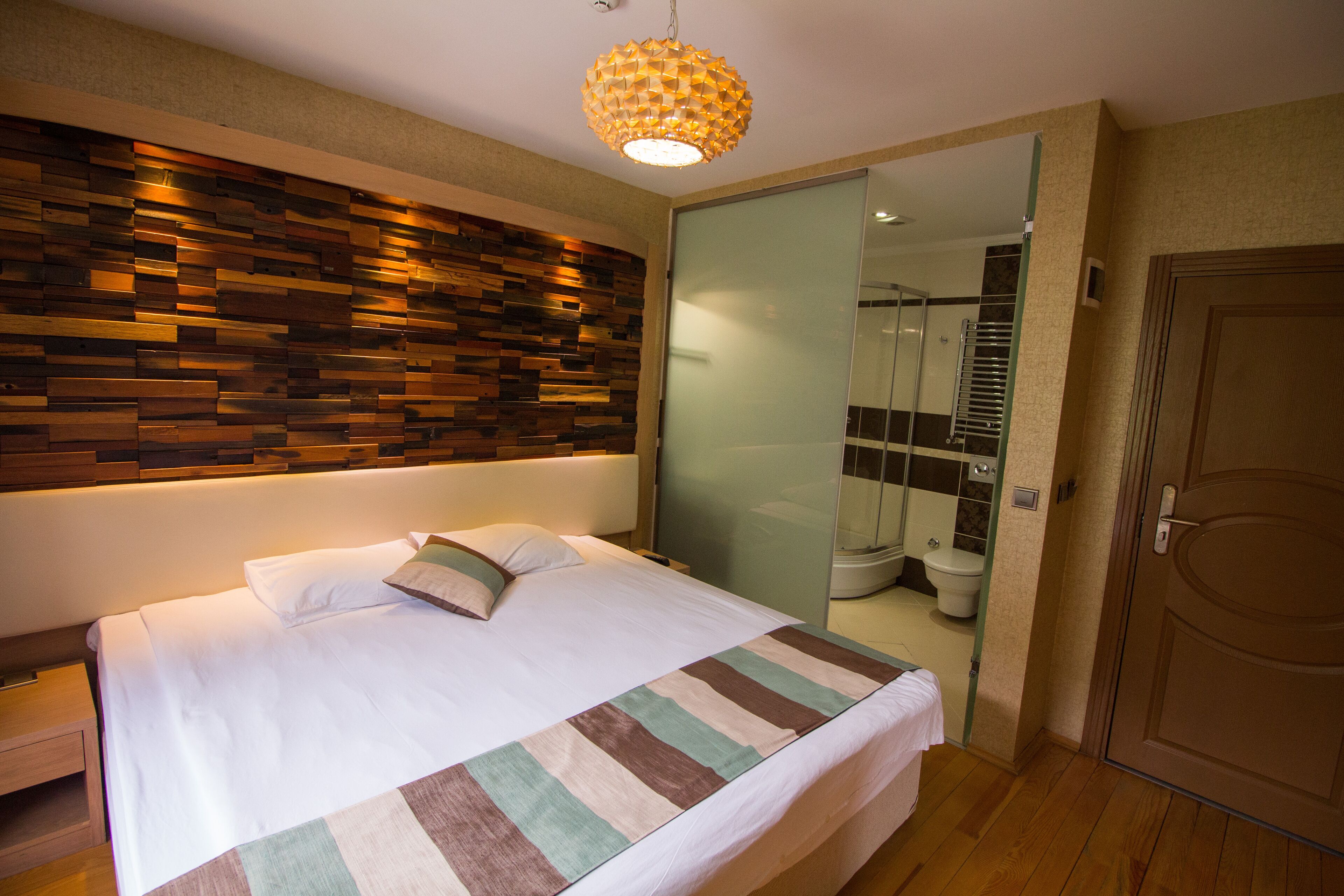 egyptian cotton sheets, premium bedding, minibar, soundproofing