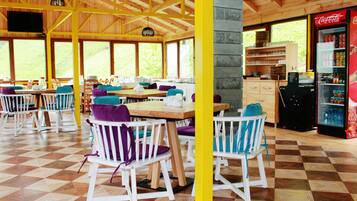 Frokost, lunsj og middag serveres, tyrkiske retter