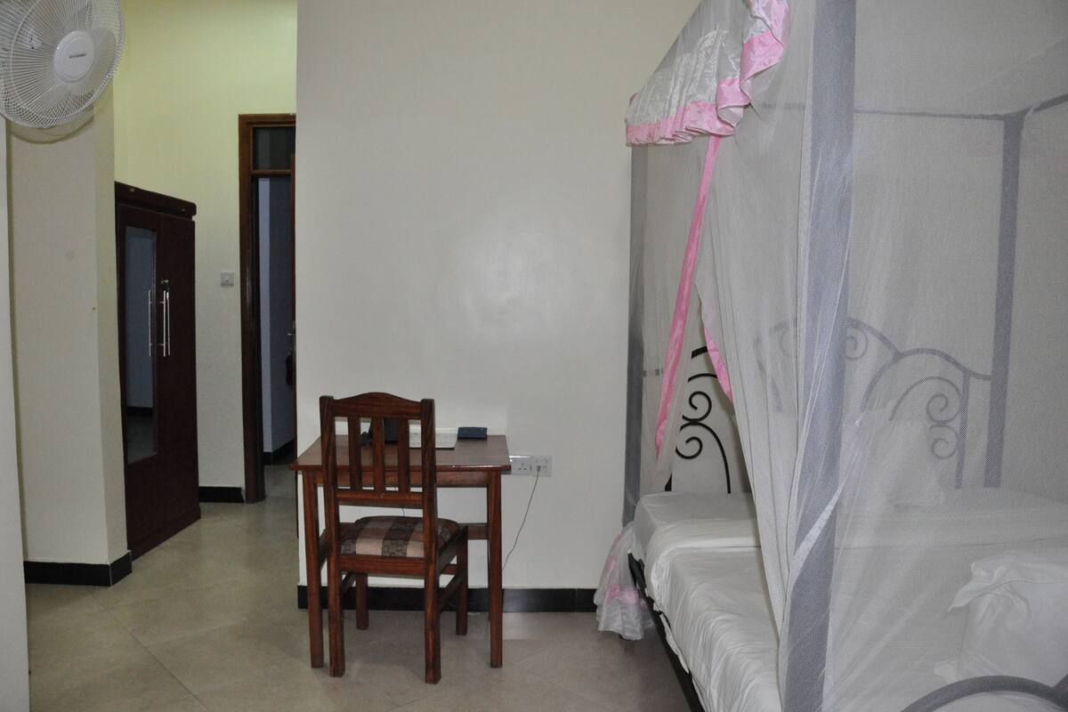Deluxe Single Room, 1 Queen Bed | Desk, WiFi (free)