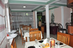 Frühstück, Mittagessen, Abendessen, lokale und internationale Küche 